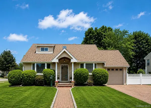 7 Ronald Avenue, Hicksville, NY 11801