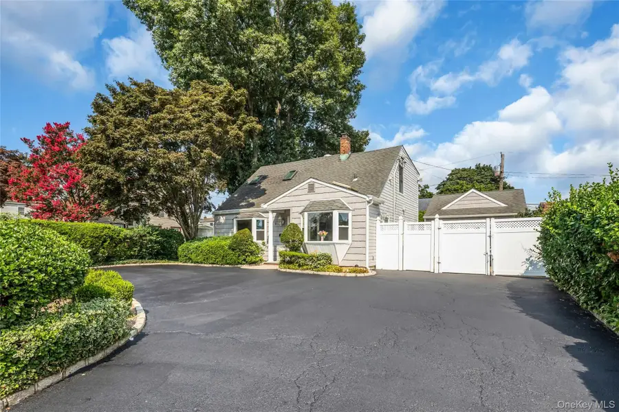 9 Academy Lane, Levittown, NY 11756 - #2