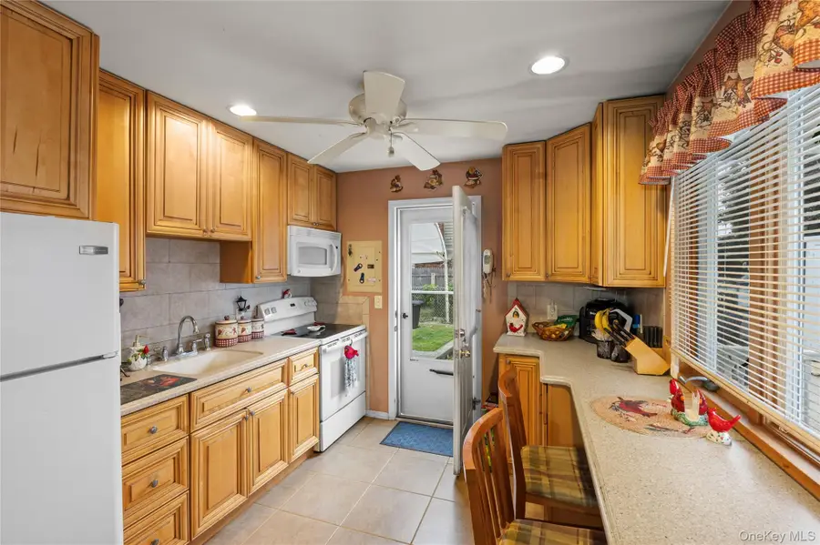 28 Book Lane, Levittown, NY 11756 - #2