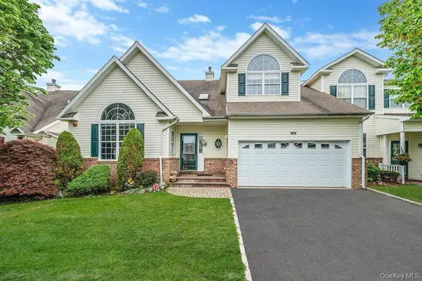 153 Constantine Way #153, Mount Sinai, NY 11766