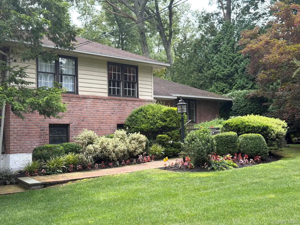 12 Robin Lane, Huntington, NY 11743 - #1