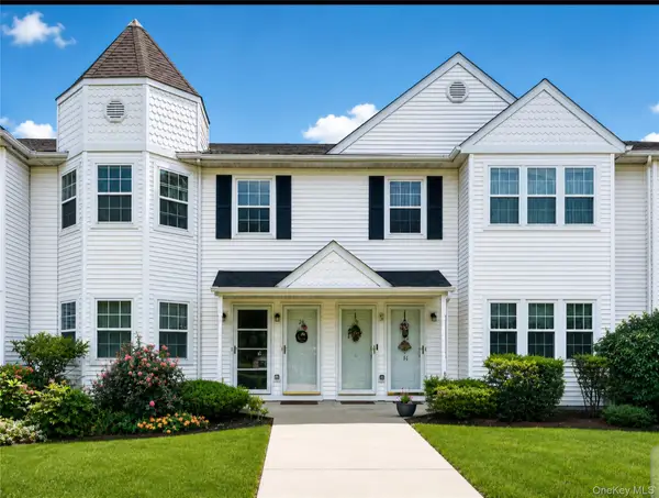 25 Victorian Lane, Medford, NY 11763