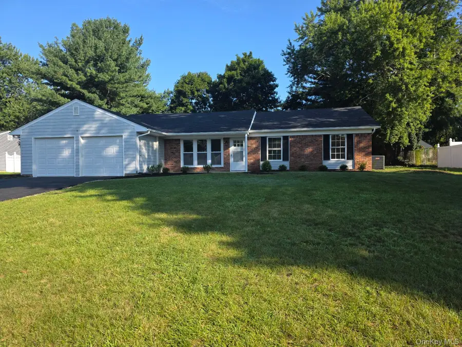 5 Orleans Green, Coram, NY 11727 - #2