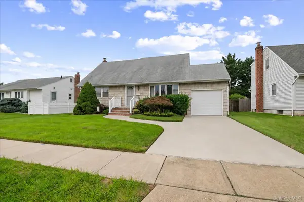 11 Hastings Lane, Hicksville, NY 11801