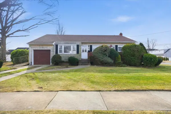 2 Mcleod Street, Massapequa Park, NY 11762