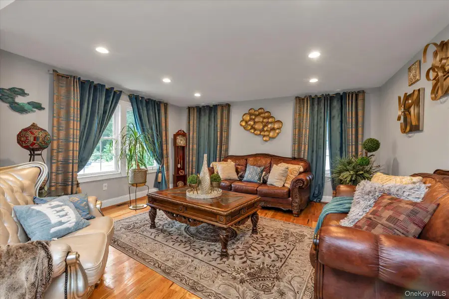6 Belmont Court, Amityville, NY 11701 - #2
