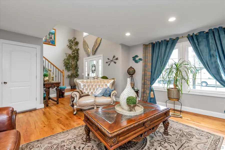 6 Belmont Court, Amityville, NY 11701 - #3