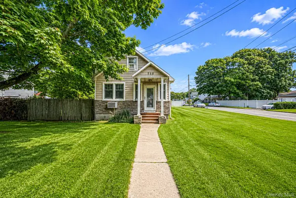 568 N Wellwood Avenue, Lindenhurst, NY 11757