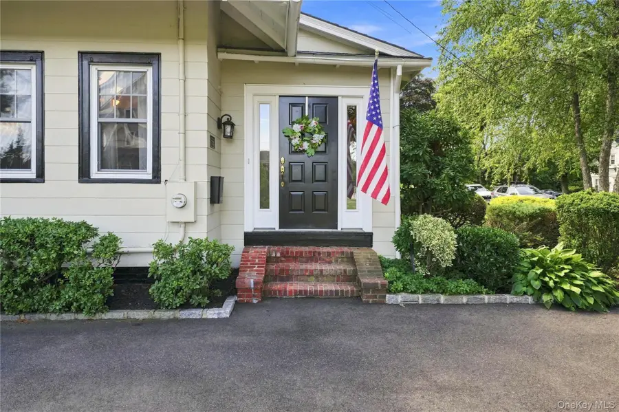 556 N Windsor Avenue, Brightwaters, NY 11718 - #3
