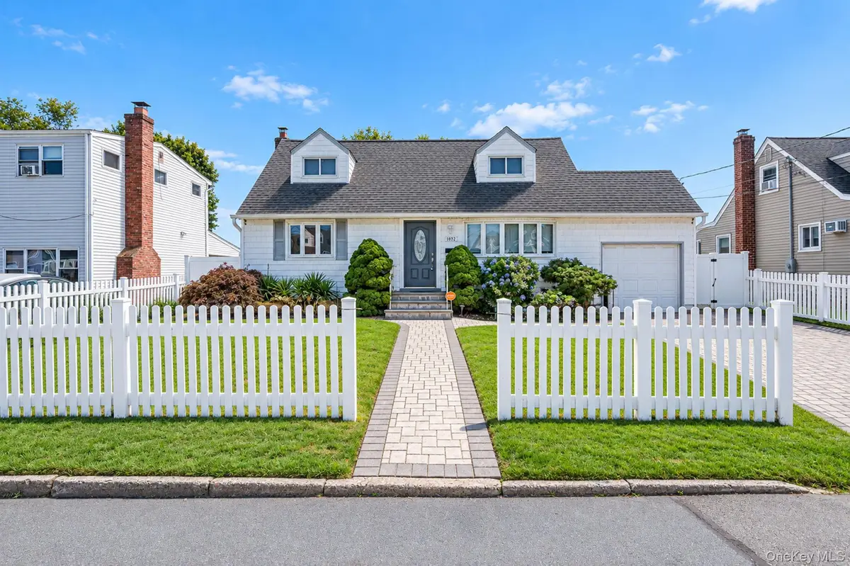 1032 N Hamilton Avenue, Lindenhurst, NY 11757 - #1