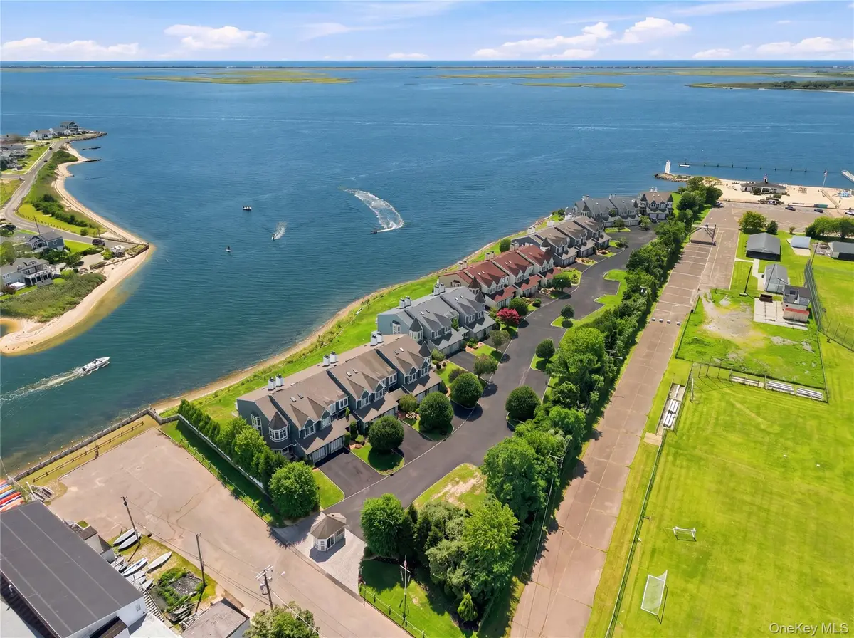 1 Victoria #1, Amityville, NY 11701 - #1