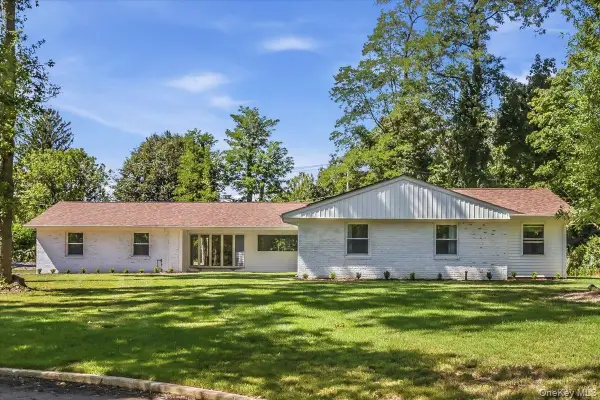 9 Empire Court, Dix Hills, NY 11746