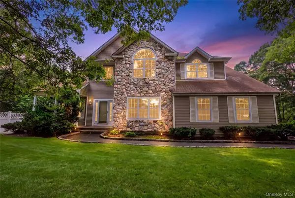 16 Jacobsen Court, Medford, NY 11763