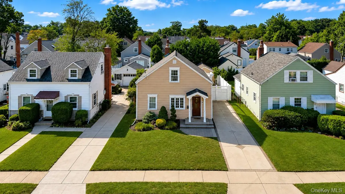 22 Shine Place, Valley Stream, NY 11581 - #1