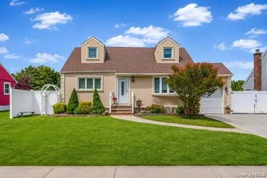 195 N Wisconsin Avenue, North Massapequa, NY 11758