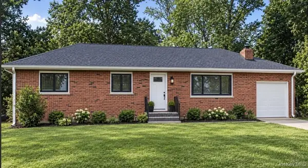 211 Sammis Avenue, Deer Park, NY 11729