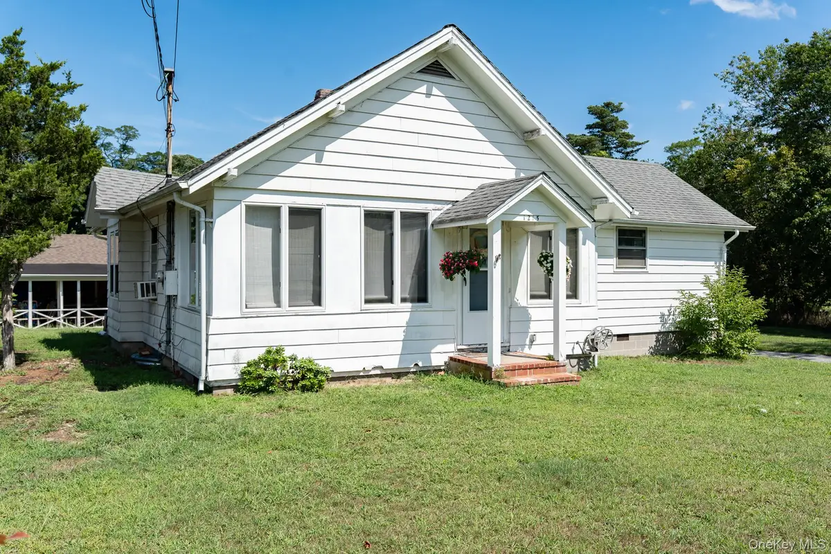 1405 Bay Avenue, Mattituck, NY 11952 - #1