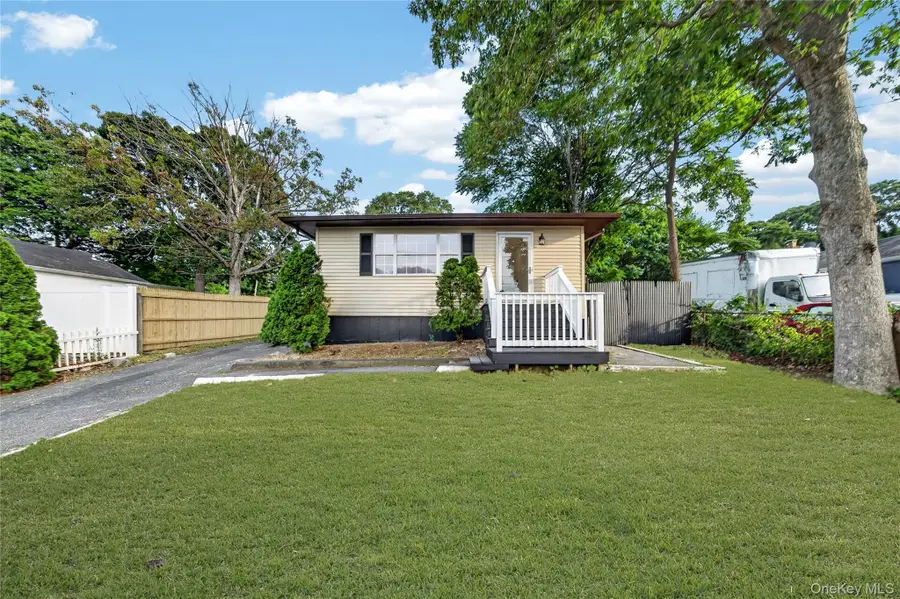 28 Roslyn Avenue, Selden, NY 11784 - #2