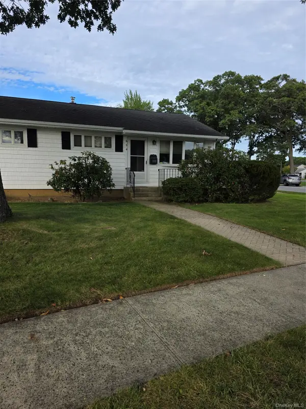 654 Carlyle Avenue, Franklin Square, NY 11010