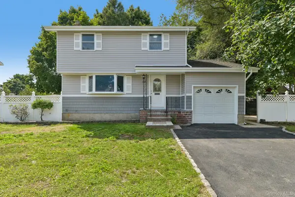 322 Barleau, Brentwood, NY 11717