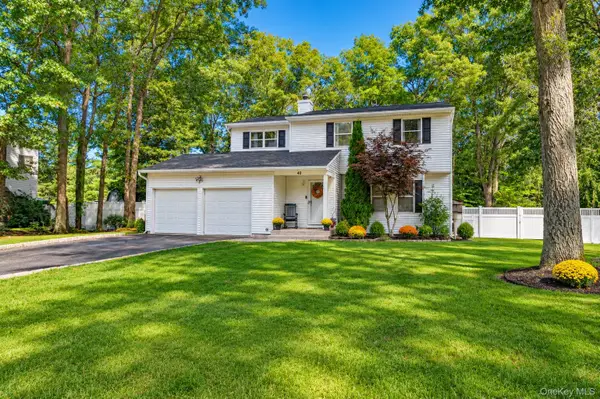 40 Golf Club Circle, Manorville, NY 11949