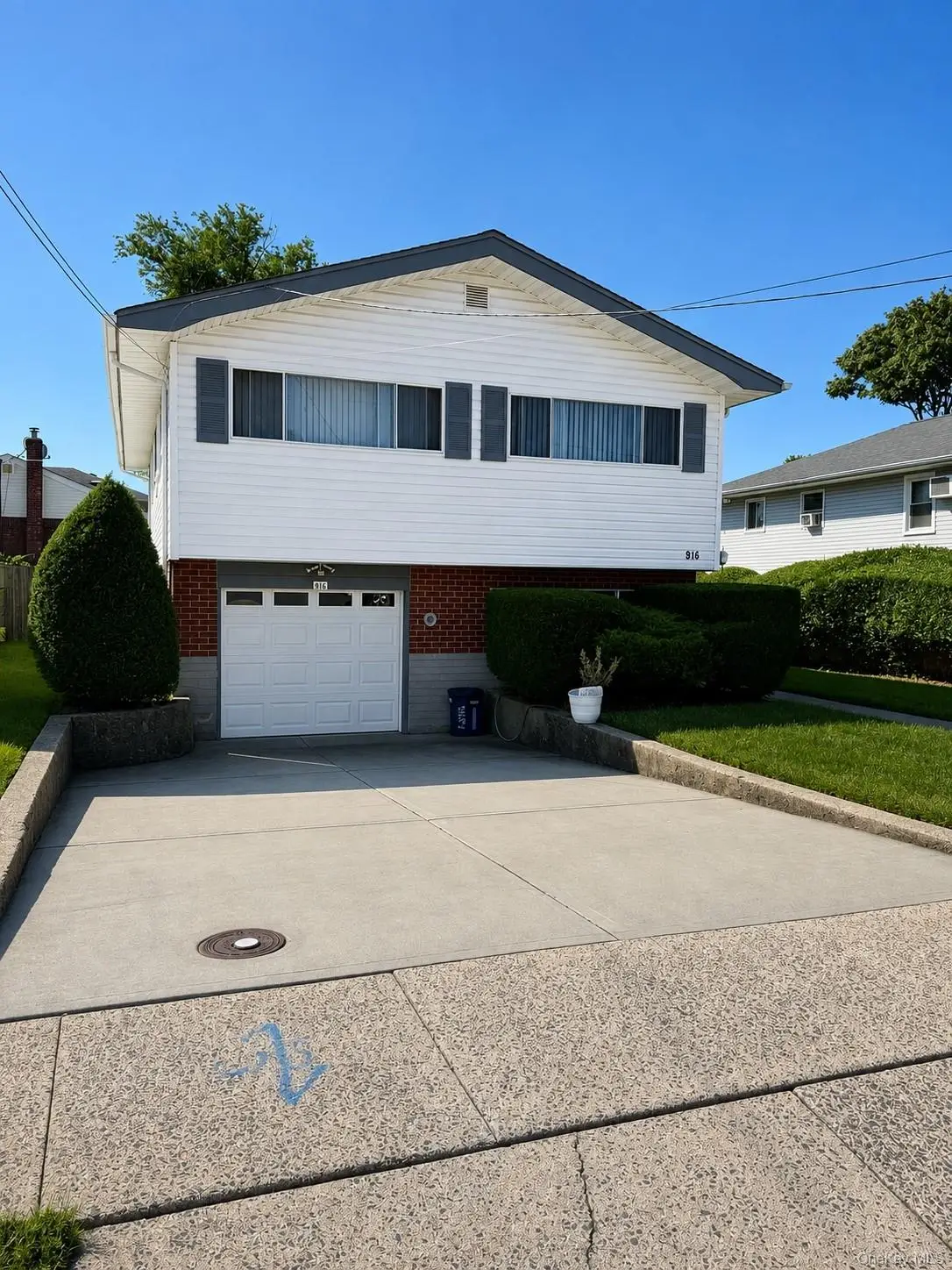 916 Park Avenue, Westbury, NY 11590 - #1