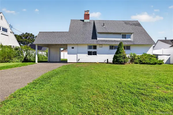 17 Berry Lane, Hicksville, NY 11801