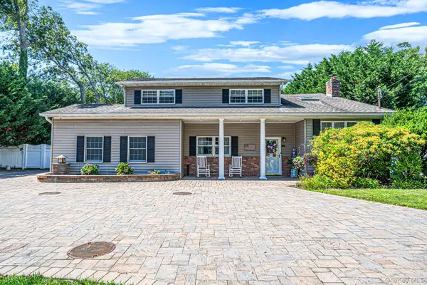 136 Vanderbilt Boulevard, Oakdale, NY 11769