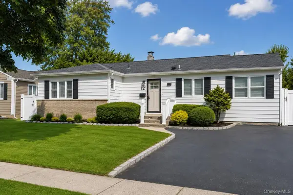 12 Lillian Lane, Plainview, NY 11803