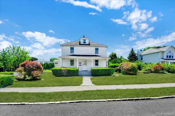 78 Maple Street, Roslyn Heights, NY 11577