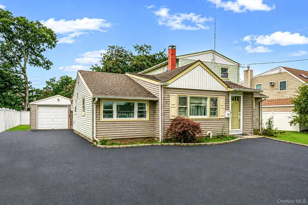 35 Gwendolyn Place, East Islip, NY 11730