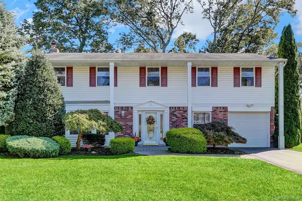14 Milhouse Lane, Lake Grove, NY 11755
