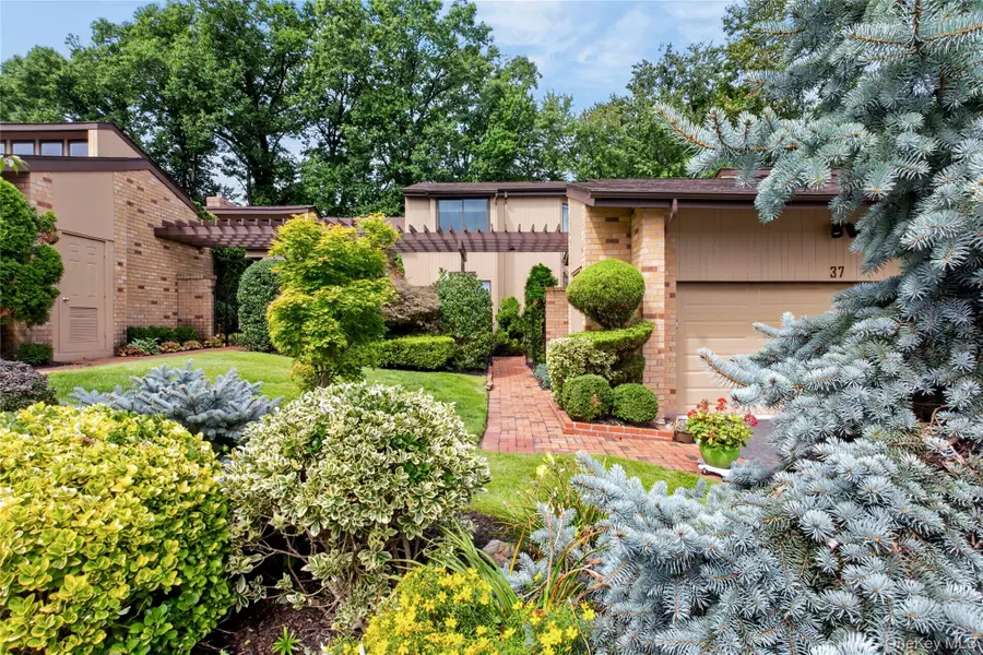 37 Woodland Drive, Roslyn, NY 11576 - #3
