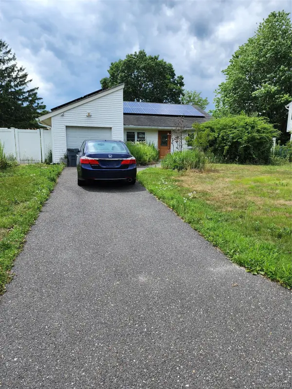 26 Narragansett Avenue, Medford, NY 11763
