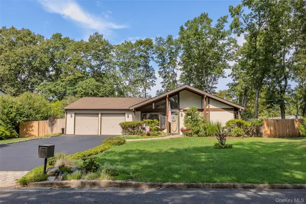 24 Yosemite Lane, Coram, NY 11727