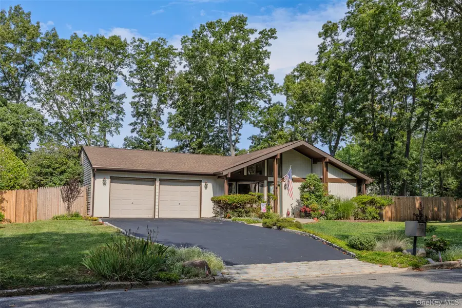 24 Yosemite Lane, Coram, NY 11727 - #2