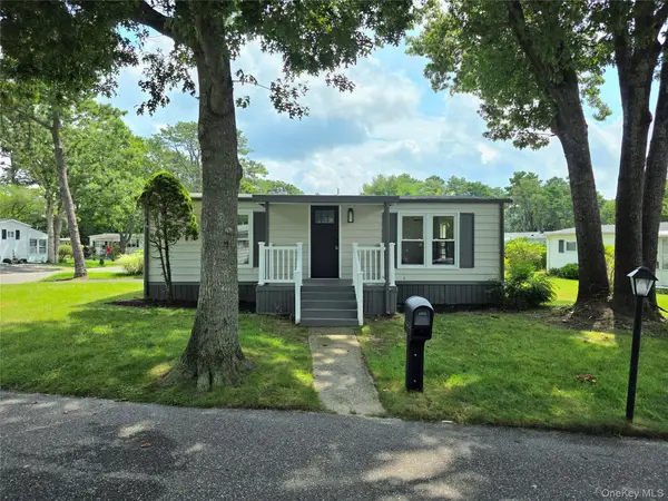 525 Riverleigh Avenue #221, Riverhead, NY 11901