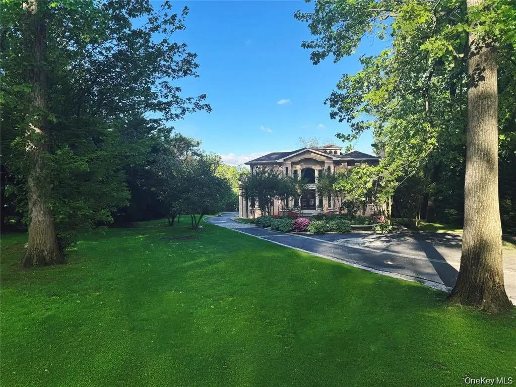 527 Manhasset Woods Road, Manhasset, NY 11030 - #1