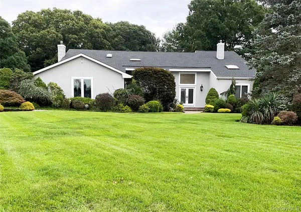 4 Laurelwood Court, Dix Hills, NY 11746