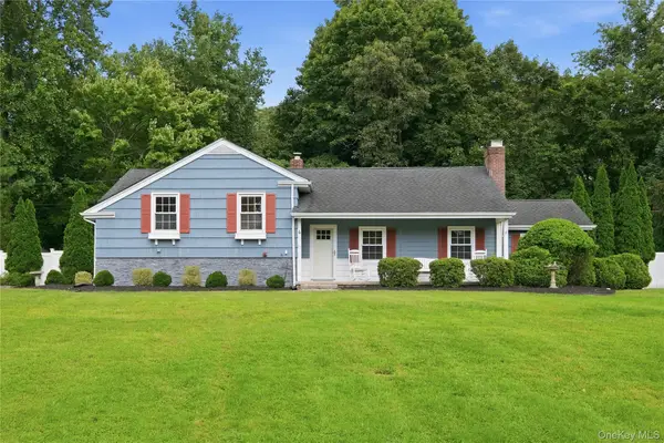4 Honey Lane W, Miller Place, NY 11764