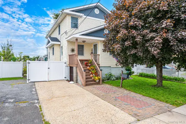 9 Perry Place, Lindenhurst, NY 11757