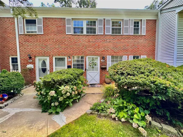 704 Towne House Village #704, Hauppauge, NY 11749