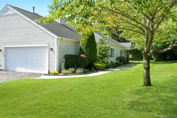 156 Farm House Court, Manorville, NY 11949