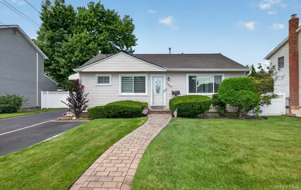 154 Park Lane, Massapequa, NY 11758