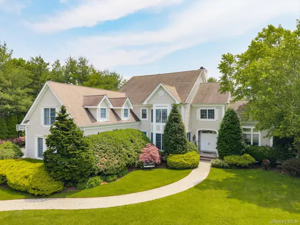 37 Legends Circle, Melville, NY 11747
