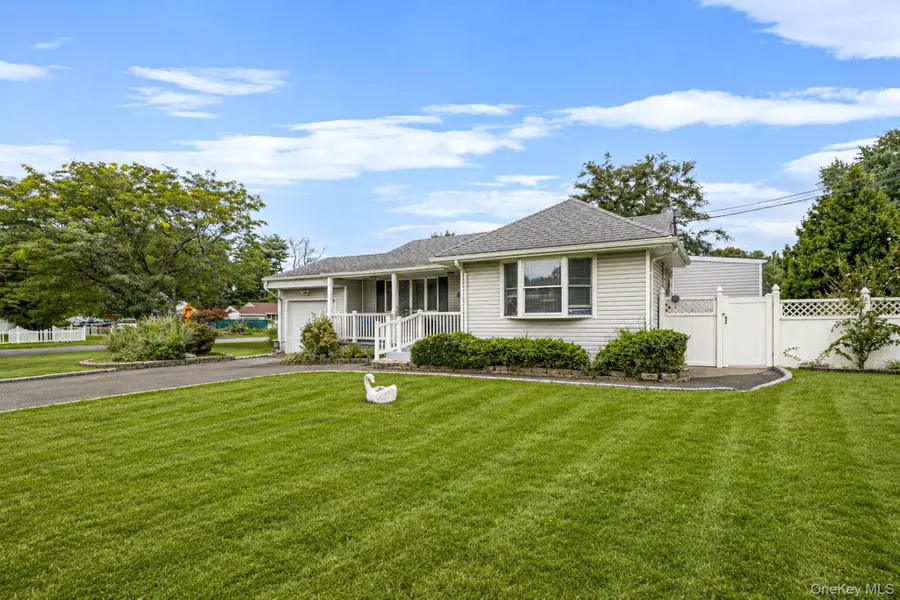 12 Robin Lane, Brentwood, NY 11717 - #3