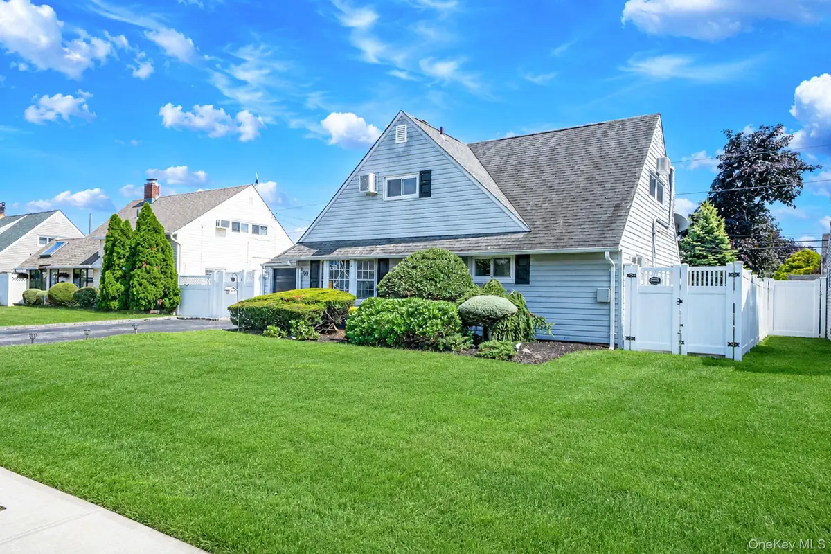 90 Twin Lane N, Wantagh, NY 11793 - #1