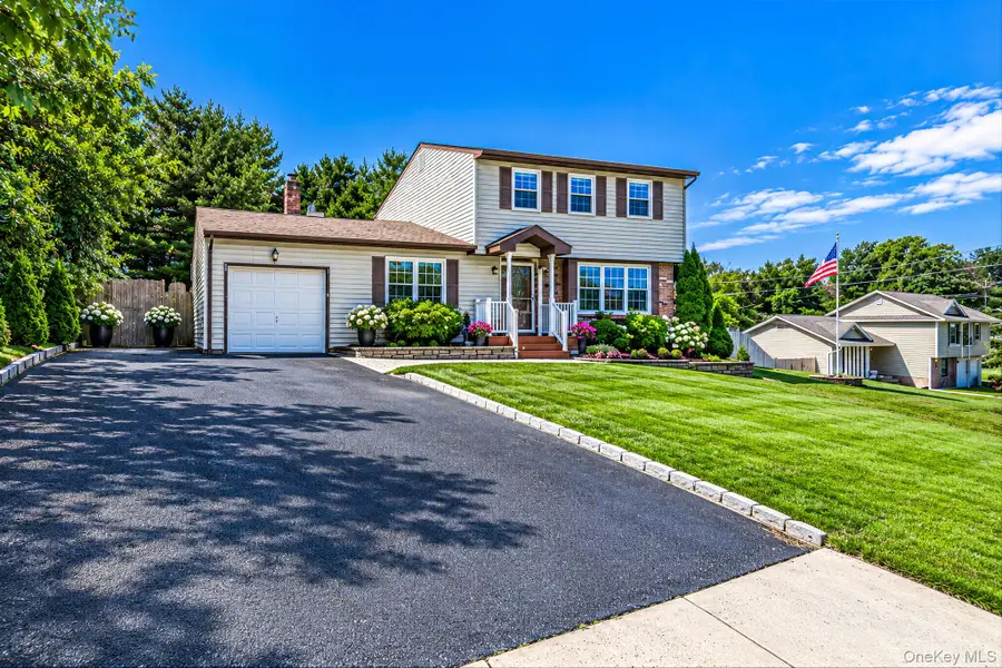 4 Rolling Hills Drive, Ridge, NY 11961 - #2