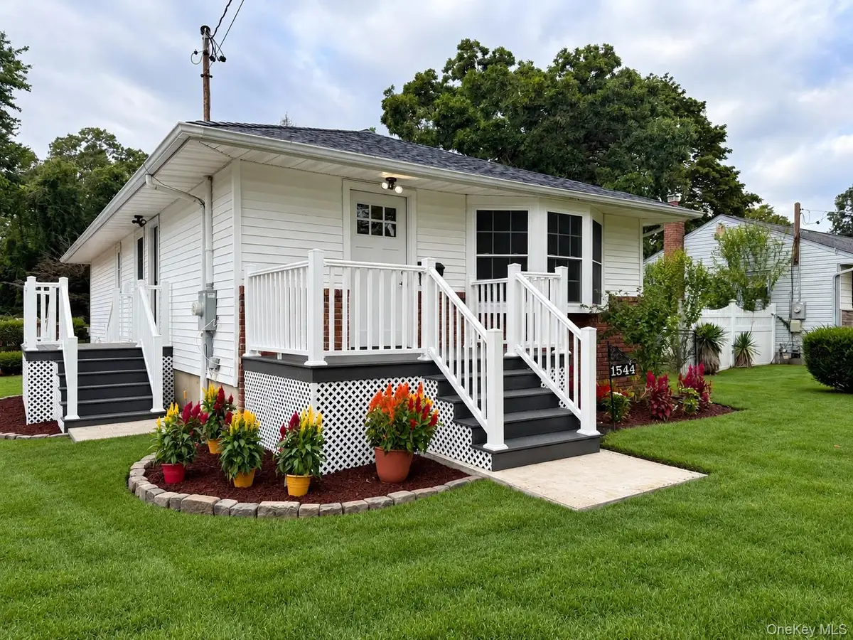 1544 N Thompson Drive, Bay Shore, NY 11706 - #1