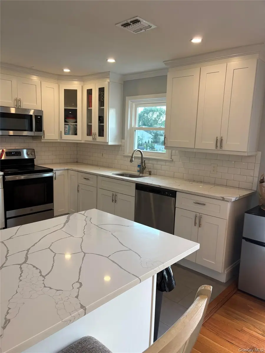 6 Starling Court, Coram, NY 11727 - #3